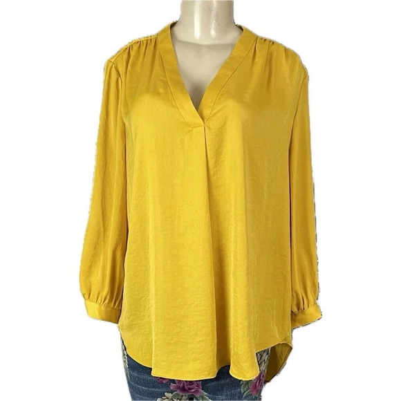 Vince Camuto +1X Marigold Hammered Satin Split Neck Step-Hem 3/4 Sleeve Blouse - Picture 2 of 6